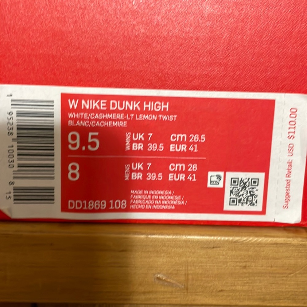 Women’s Dunk High WHT size 9.5. Never worn/original box